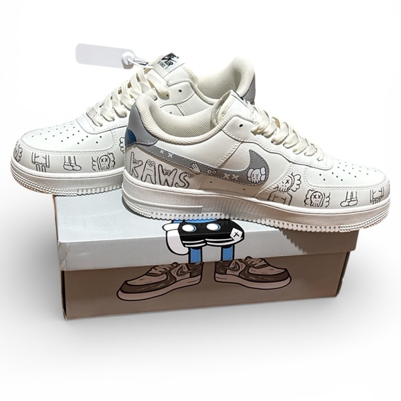 Men’s Nike Air Force 1 KAWS Sneakers 11 mens - Picture 6 of 7